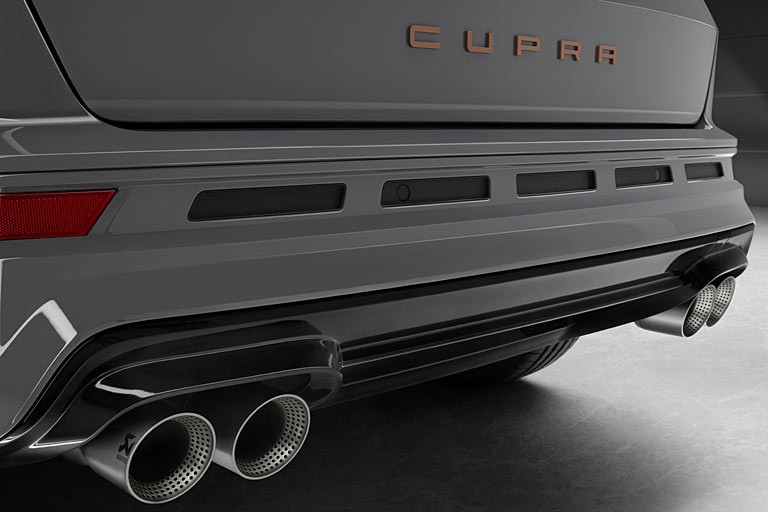 Die Abgasanlage stammt von Akrapovic und verzichtet auf die Cupra-Farbgebung. Dafür ist der Modellschriftzug so ausgeführt