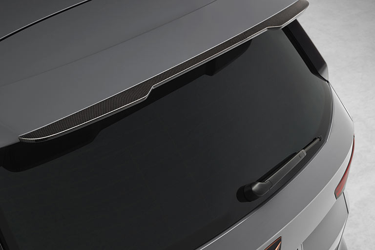 Der Spoiler ist um eine kleine Lippe vergrößert, was die Fahrdynamik durch größeren Abtrieb erhöht &ndash; jedenfalls theoretisch