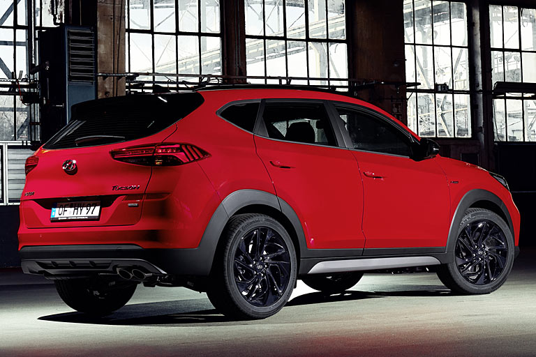 Seitlich verzichtet Hyundai auf besondere N-Line-Merkmale, am Heck beschränken sich diese auf einen schwarzen Dachspoiler