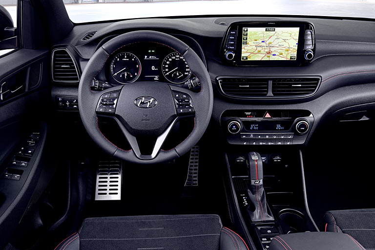 Rote Ziernähte und Alu-Pedalerie im Innenraum. Außerdem ist der Dachhimmel schwarz ausgeführt und das Soundsystem serienmäßig