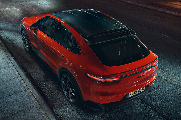 Mittel zum Zweck sind eine um zwei Zentimeter abgesenkte Höhe mit entsprechend flacher stehender A-Säule, eine schneller abfallende Dachlinie und das um 18 Millimeter verbreiterte Heck