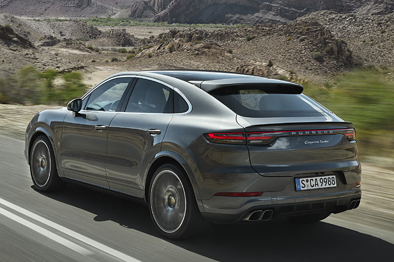 Das Kennzeichen wandert in die Schürze, die feinen Leuchten mit Lichtband und Vier-Punkt-Bremslicht bleiben erhalten