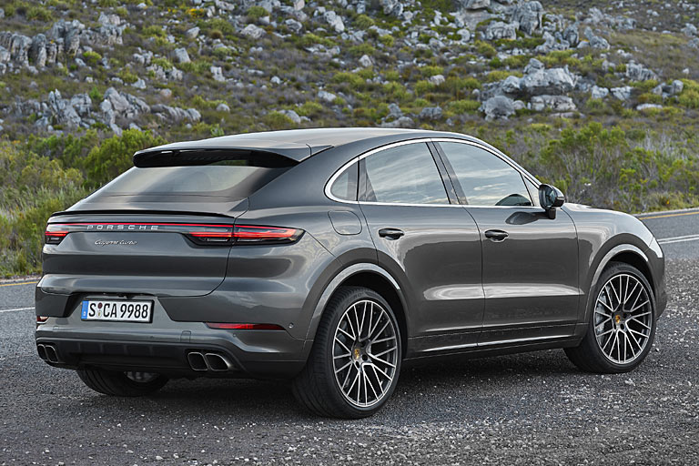 Unterhalb der Heckscheibe fährt ab 90 km/h ein massiver Spoiler heraus. Radstand und Länge sind identisch zum regulären Modell