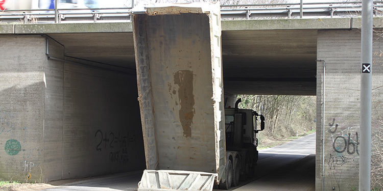 Panorama: Hochgestellte Kippmulde passt nicht durch Unterführung