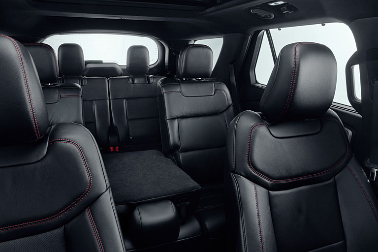 Innen gibt es Platz für sieben Personen in drei Reihen. Die Einzelsitze in Reihe 2 und 3 lassen sich elektrisch umklappen