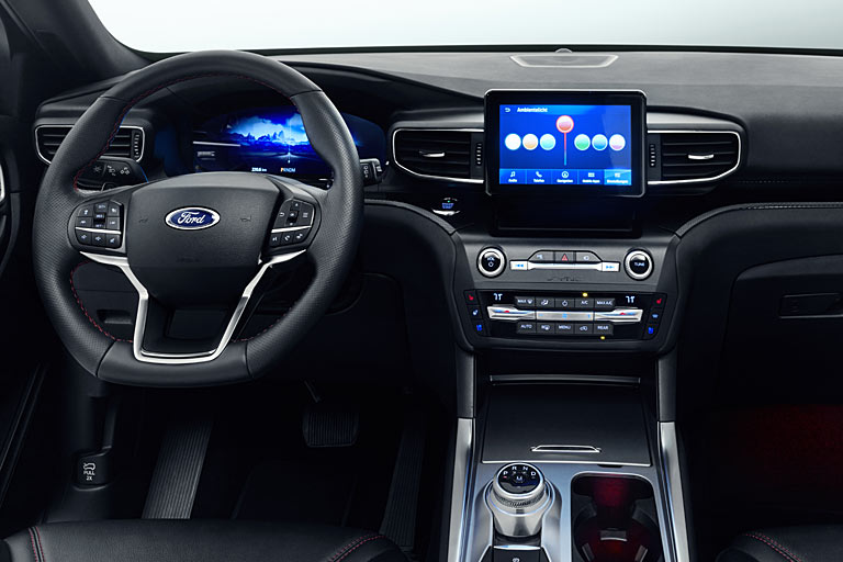 Mehr funktional denn stylish: 12,3-Zoll-Digitalinstrumente und By-wire-Regler für die 10-Gang-Automatik sind Standard. Der Zentralmonitor misst je nach Variante acht oder 10,1 Zoll