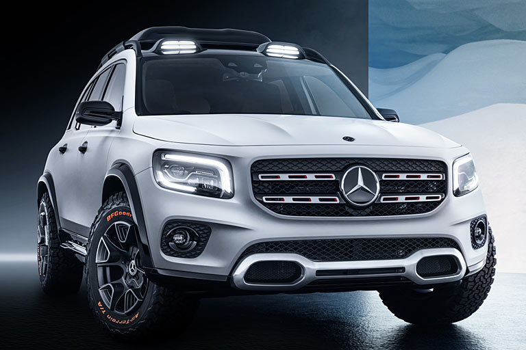Der GLB ist so groß und breit wie ein GLC, aber deutlich höher. Ein robuster Auftritt gehört zum Konzept, auch wenn man sich die grobstelligen Reifen des Messe-Exponats wegdenkt