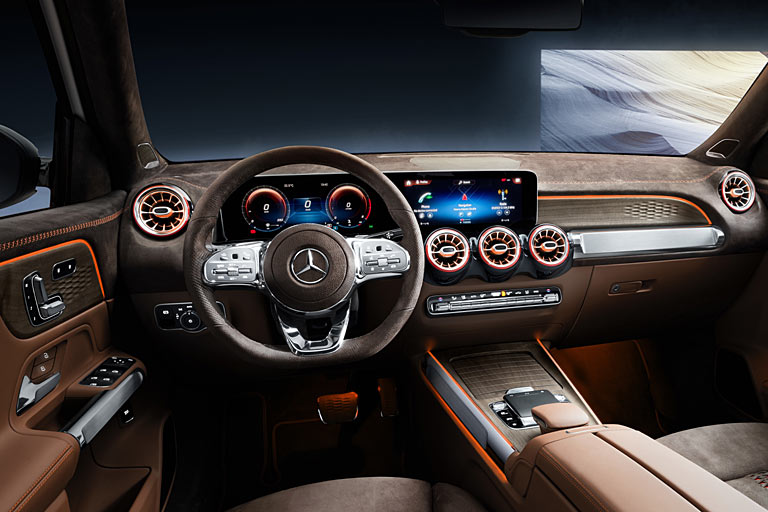 Das Interieur mit großer Screen-Landschaft und überfrachtetem Lenkrad entspricht weitgehend dem bekannten Stil von A- und B-Klasse. Die horizontalen Türgriffe sind schick, aber unpraktisch