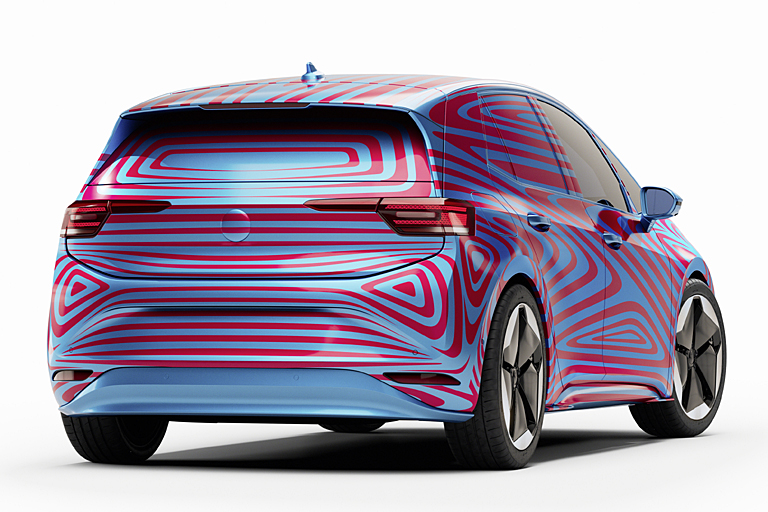 Sowohl der Motor als auch der Kofferraum sind hinten angesiedelt, die Akkus liegen unterflur zwischen den Achsen. Jedenfalls bestimmte Versionen werden wohl eine schwarze Heckklappe bekommen