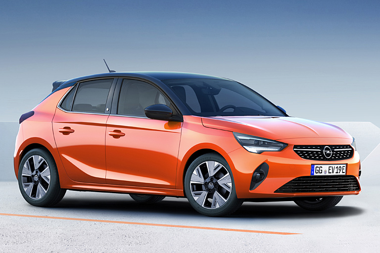 Das schwarze, schwebend wirkende Dach steht dem Corsa gut, auch die Haifisch-Optik der C-Säule gefällt