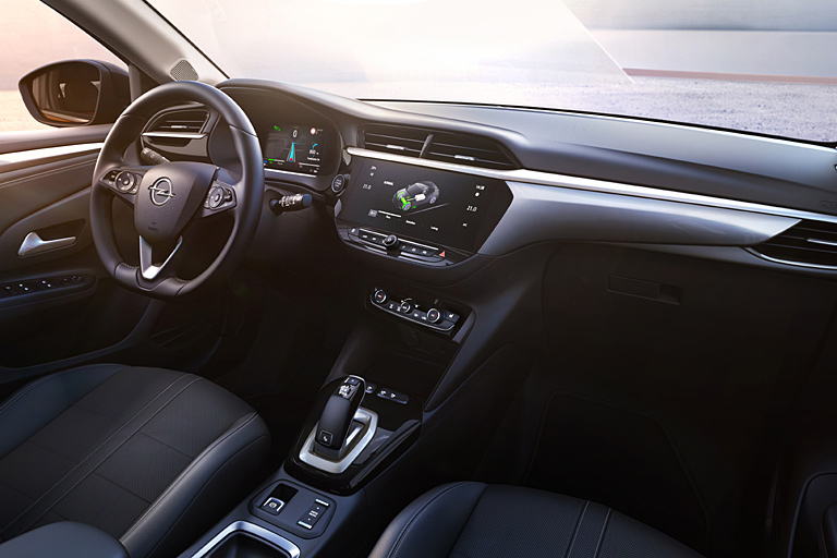 Das Interieur hat die Biederkeit des Vorgängers ebenfalls abgelegt, bietet einen maximal 10,1 Zoll großen Monitor und erstmals bei Opel &raquo;