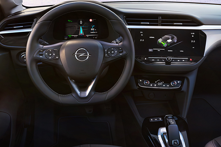 ... auch digitale Instrumente, die allerdings recht klein wirken. Schade: Die klobigen Lenkstockhebel bleiben erhalten