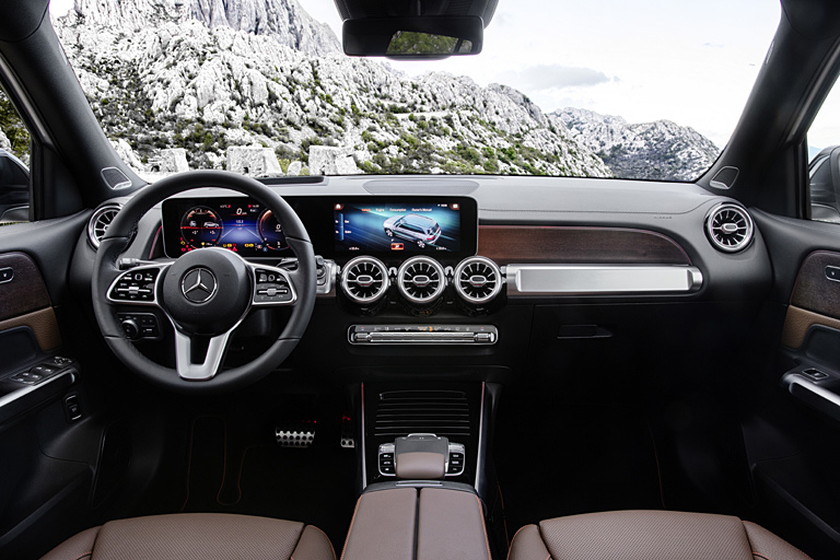 Innen kommt der GLB ähnlich daher wie die B-Klasse. Mercedes erklärt ernsthaft, das &raquo;offroadartige Rohrelement in Aluoptik&laquo; auf der Beifahrerseite verleihe dem Armaturenträger-Volumen &raquo;einen gewissen Fun-Faktor&laquo;