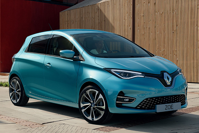 Renault überarbeitet den Zoe umfassend. Der kleine Stromer gibt sich an einer modifizierten Front zu erkennen. Neben der Schürze wurde auch die Motorhaube verändert