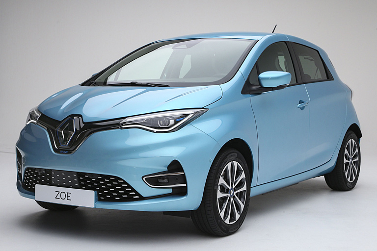 Am auffälligsten ist die neue Form der Scheinwerfer, die jetzt LED-bestückt sind und ein umlaufendes Tagfahrlicht tragen. LED-Technik gibt es auch für die Nebelscheinwerfer