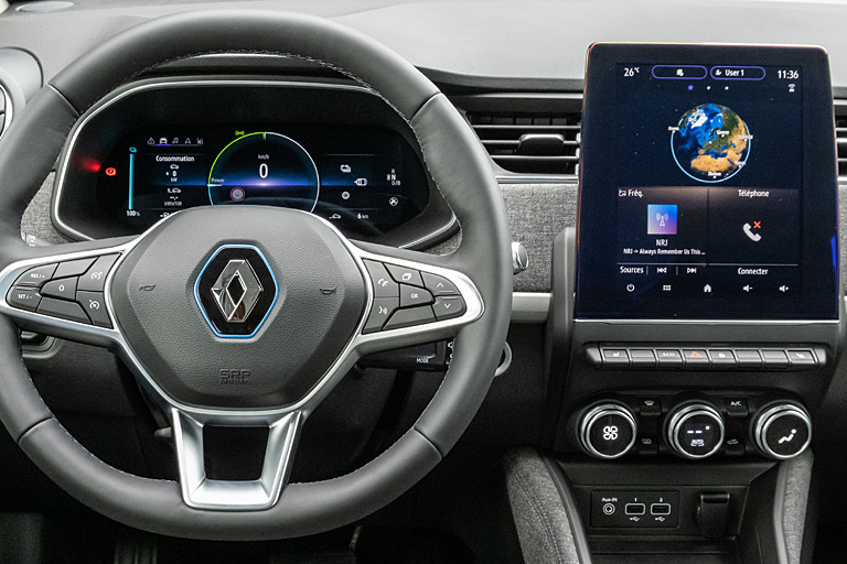 Die Digitalinstrumente wachsen auf zehn Zoll Größe, die Handbremse und der Wählhebel funktionieren nun by-wire, das Lenkrad verfügt über mehr Tasten