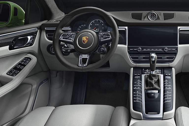 Etwas überfrachtet, insgesamt aber chic und edel zeigt sich der Macan Turbo im Innenraum