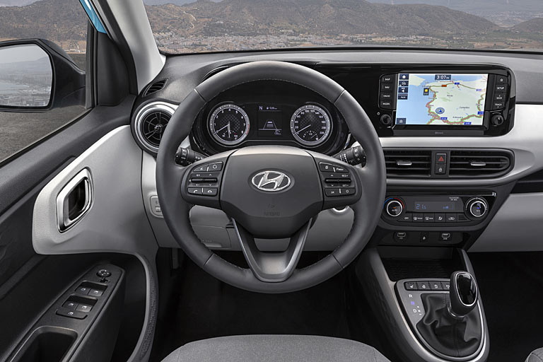 Die äußeren Luftduschen reichen optisch in die Türen hinein, um Breitenwirkung zu erzeugen. Im Übrigen gibt sich der i10 konventionell