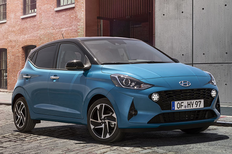 Auch der Kühlergrill mit dem dort weiter beheimateten Tagfahrlicht wird breiter und flacher