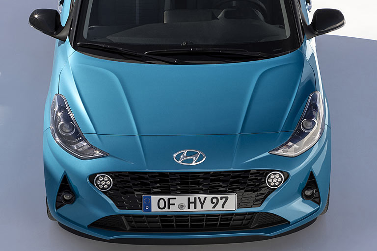 Die Motorhaube ist stark konturiert