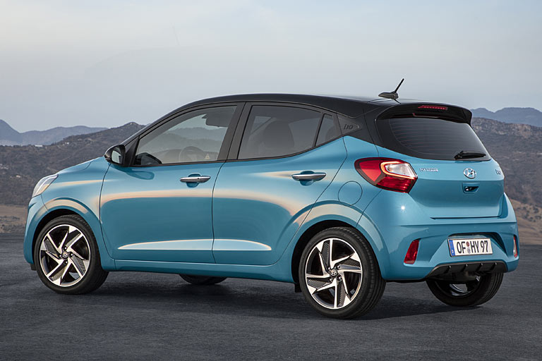 Die Radhäuser sind unruhig gestaltet, der in sie optisch hereinreichende Tankdeckel optisch ungünstig