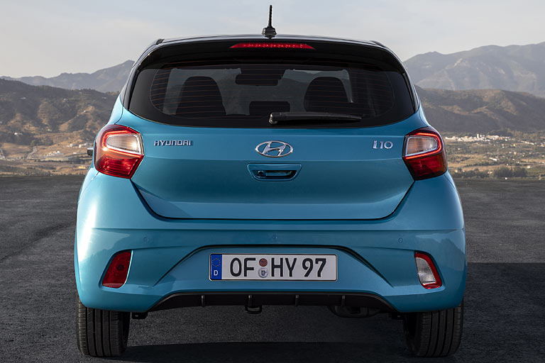 Es bleibt bei einteiligen Rückleuchten ohne LED-Technik. Wuchtiger Griff mit sichtbarer Kamera