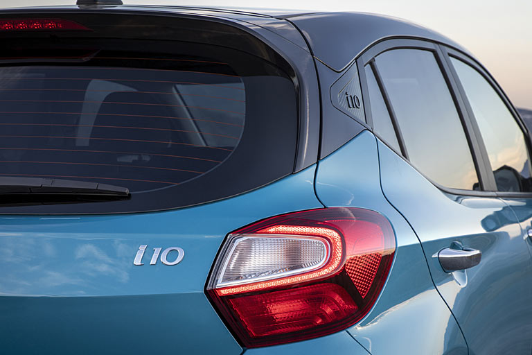 Die C-Säule mit Schriftzug buhlt um Aufmerksamkeit