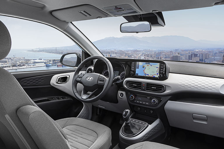 Blickfang im Interieur ist der satte zehn Zoll große Bildschirm