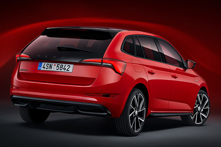 Auch das Panoramadach mit nach unten verlängerter Heckscheibe und die Voll-LED-Rückleuchten gehören zum Paket