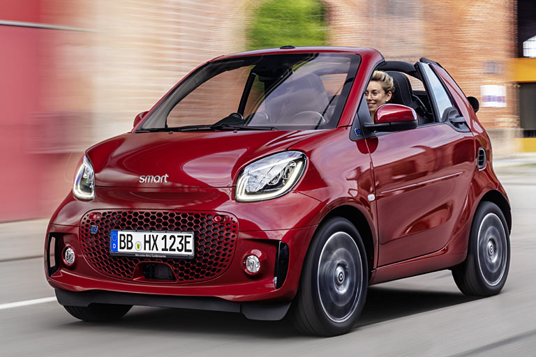 Überraschend hat Daimler eine Modellpflege für den Smart angekündigt. Der neue Jahrgang trägt einen tiefer positionierten und deutlich größeren, in Wagenfarbe lackierten Kühlergrill. Der Markenschriftzug ersetzt das Logo