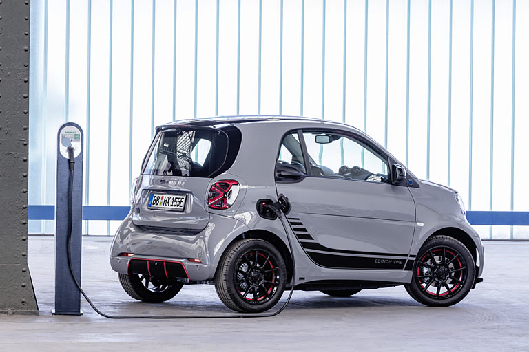 Den Paradigmenwechsel beim Anrieb hat Smart jetzt als erster Autobauer der Welt vollzogen: Es gibt nur noch EQ genannte Varianten mit Elektroantrieb in einer einzigen Konfiguration