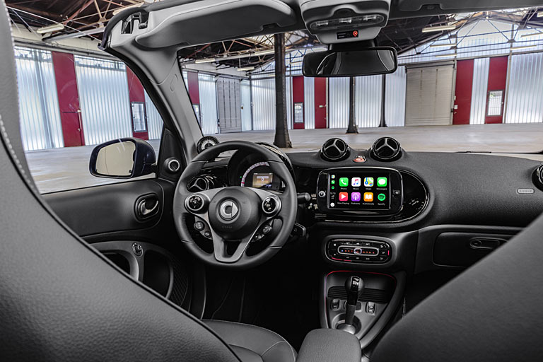 Neue Mittelkonsole mit besserer Ablage und ein 8-Zoll-Multimediasystem kennzeichnen das Interieur