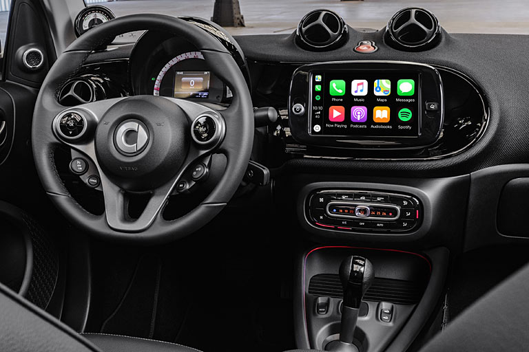 Doch das Ambiente ist nicht halb so schick und clean wie es sein müsste, um als cool durchzugehen. Beispiele sind der lange Wählhebel, das aufgesetzte Zusatzinstrument, die verspielten Luftduschen und der primitive Tacho