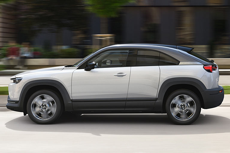 Der MX-30 setzt auf eine B-Säulen-freie Gestaltung mit &raquo;Freestyle&laquo;-Türen. Das befördert laut Mazda die Individualität und den Zugang in den Fond. Wer den allerdings &raquo;