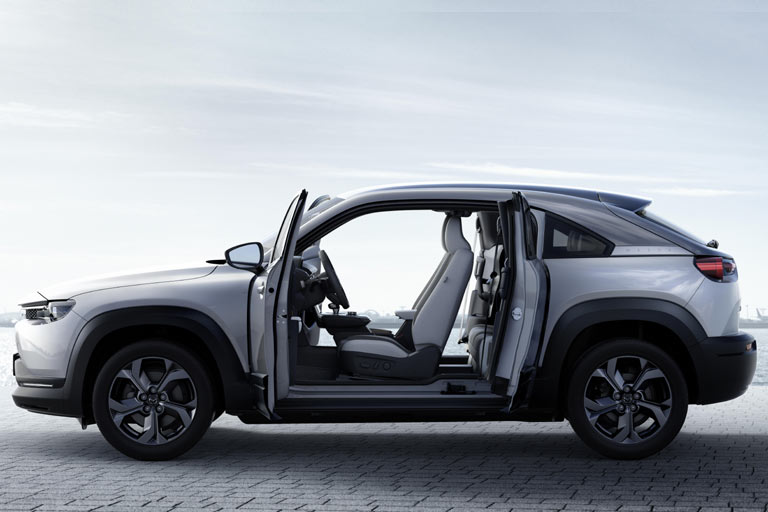 ... bei einem ähnlich gestrickten BMW i3 schon einmal ausprobiert hat, weiß, dass es eher umgekehrt ist. Im Übrigen dürfte das Foto einen Eindruck vermitteln