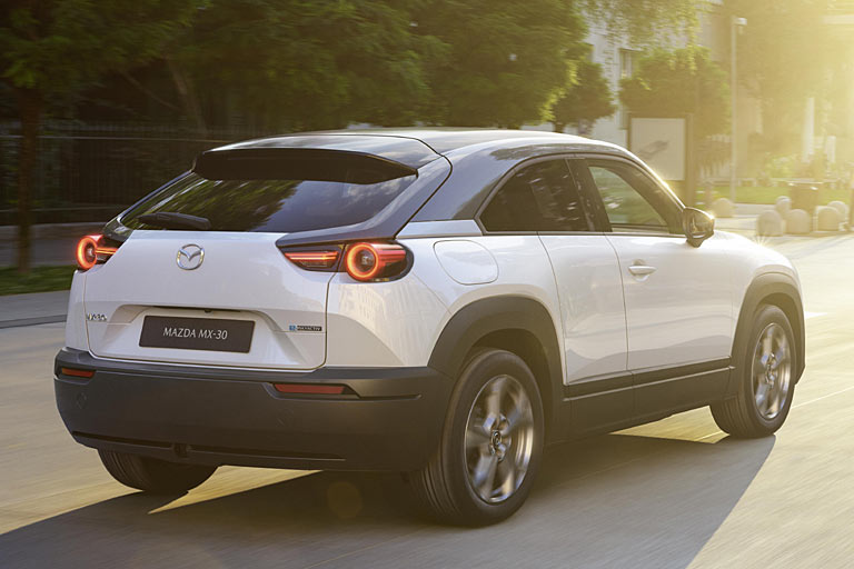 Markentypisches Heck mit weit ins Dach gezogener Klappe und hohem Anteil unlackierter Plastikflächen. Die Tankklappe, äh der Stromanschluss, sitzt hinten rechts