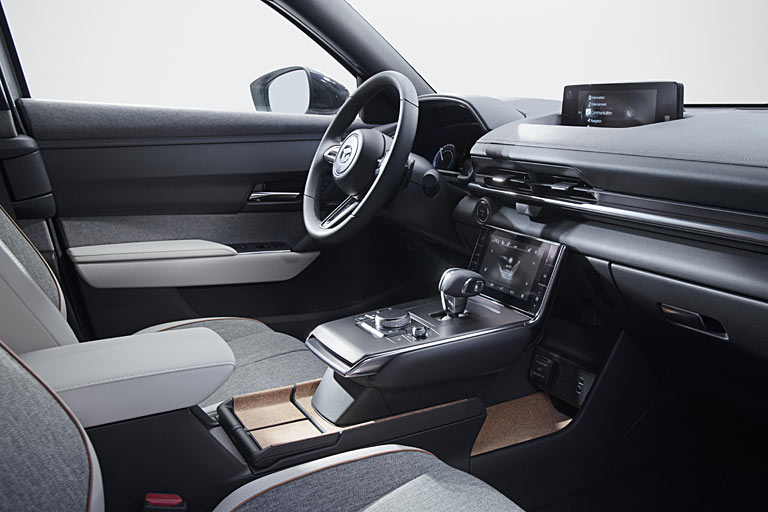 Blick ins Interieur: &raquo;Schwebende&laquo; Mittelkonsole mit Touchscreen für Klimabedienung & Co., der Hauptbildschirm wird dagegen per Controller bedient