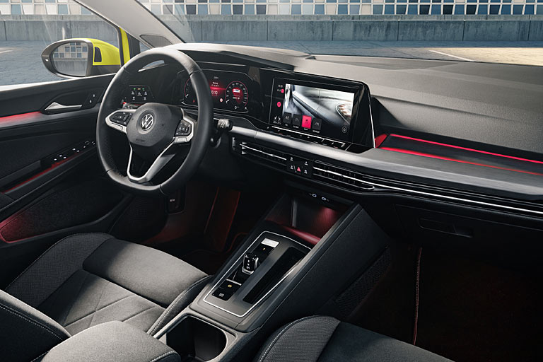 Innen gibt es ein ganz neues Arrangement. Digitalinstrumente sind Standard, dazu kommt ein 8,25 oder optional wie hier zehn Zoll großer Zentralmonitor