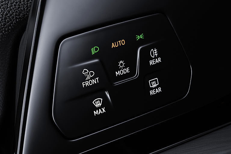 Der mit dem Golf III eingeführte Drehschalter fürs Licht ist Geschichte, obwohl er nicht zu verbessern war. Der Lichtsensor lässt sich nicht mehr deaktivieren. Thematisch haben die Heizfunktionen dort nichts zu suchen