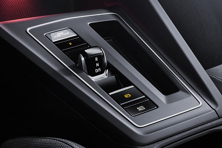 Der Wählhebel funktioniert nun by-wire. In der Folge lässt sich das weiter nur siebenstufige DSG dort nicht mehr manuell schalten. Eine separate P-Taste ist ebenfalls kein Fortschritt. Sogar die Mittelkonsole ist asymmetrisch
