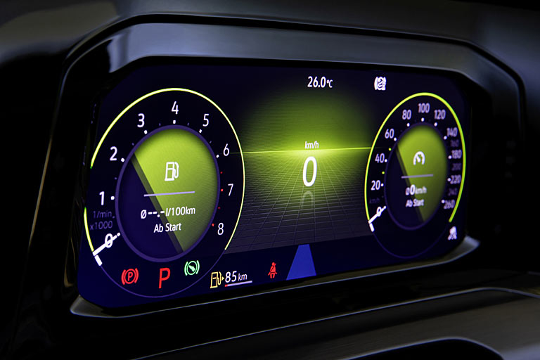 Der Rotstift lässt grüßen: Die Digitalinstrumente waren einmal sehr chic und 12,3 Zoll groß. Nun sind noch ansehnlich und 10,25 Zoll klein