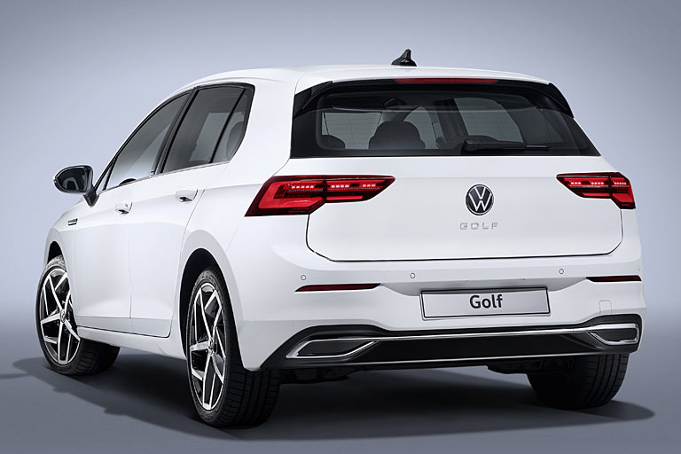 Die Rückstrahler sitzen weiter innen, was das Auto schmaler wirken lässt. Immerhin wurden sie dünner, gerader und höher platziert