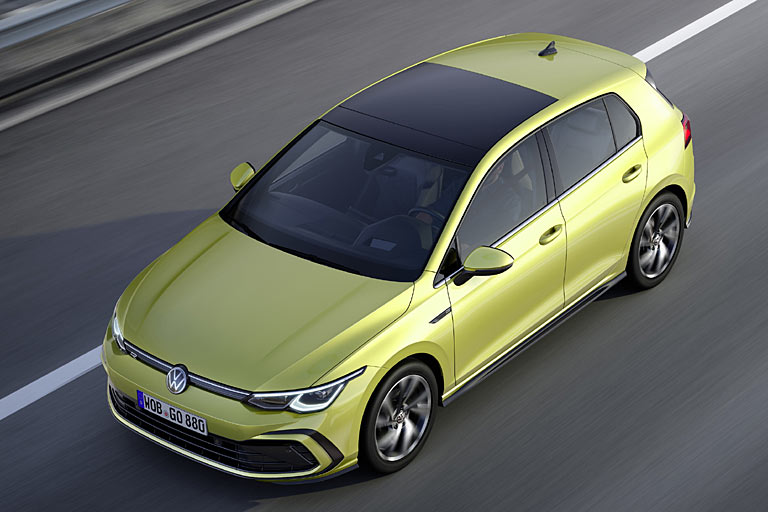 Fettere Frontschürze, schwarze Schwelleraufsätze und dergleichen: So sieht der Golf VIII R-Line aus. Das Panorama-Dach bleibt unverändert