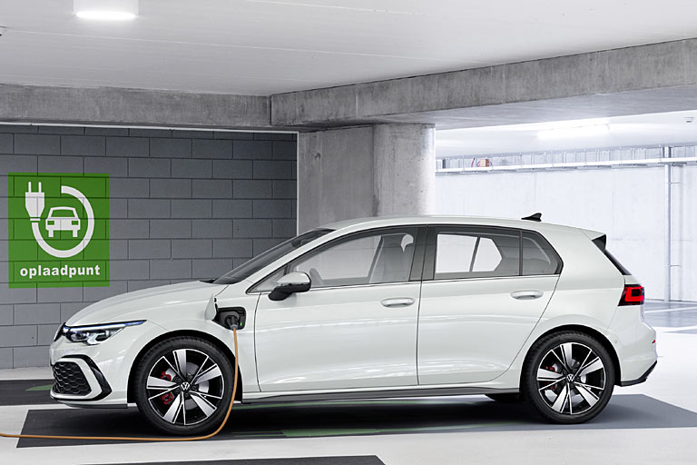 Den R-Line-Look trägt auch der neue, 2020 erscheinende GTE mit dann 245 PS. Anstelle des versteckten Ladeanschlusses hinter dem VW-Logo im Grill gibt es nun eine auffällige Klappe im Radhaus. Es wird auch einen Plug-in-Hybrid mit 204 PS geben