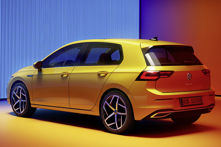 Der Knick im hinteren Seitenfenster ist etwas höher als bisher. Am Heck gibt es neue Rückleuchten, weiter oben platzierte Rückstrahler und die Sicke oberhalb des Logos