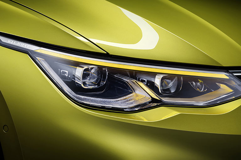 In der höchsten Ausbaustufe gibt es einen animierten Blinker auch vorne. LED-Technik ist jetzt endlich auch im Basismodell Standard