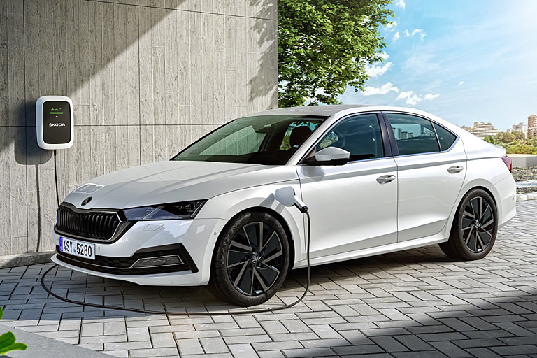 Erstmals gibt es den Octavia als iV genannte Version mit Plug-in-Hybridantrieb und 204 PS Systemleistung. Suboptimal: Die Ladebuchse für die 13kWh-Batterie sitzt im Radhaus