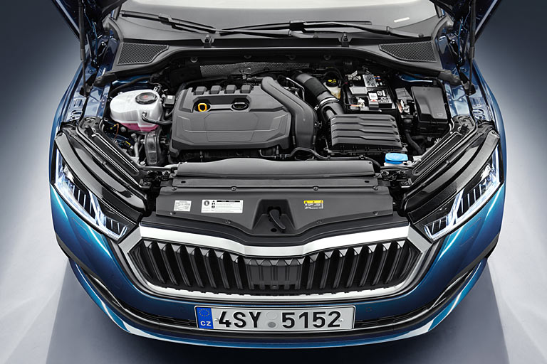 Auto-Fans dürfen jubeln: Anstelle der primtiven Stange des neuen Golf verbaut Škoda zwei Haubenlifte