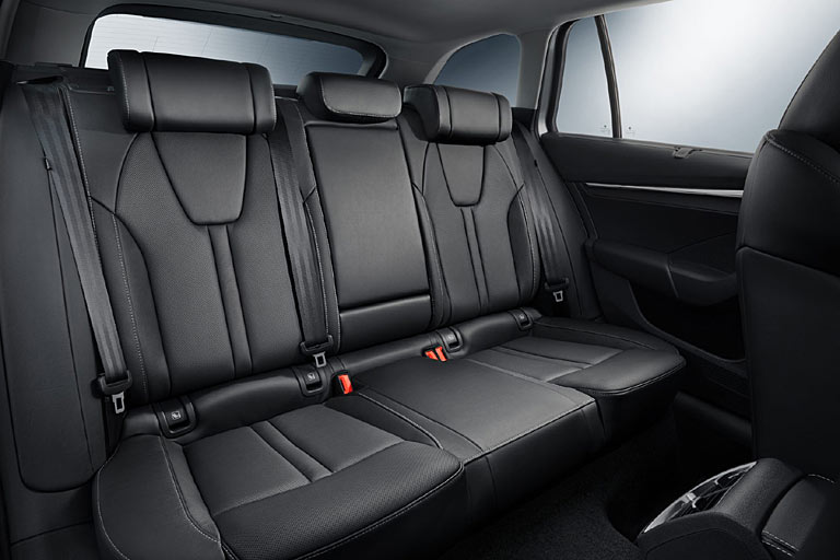 Blick in den Fond, hier mit den optionalen, seitlich ausklappbaren Schlafkopfstützen. Fein für Eltern: Bestellbar sind auch Sonnenrollos für die Seitenscheiben