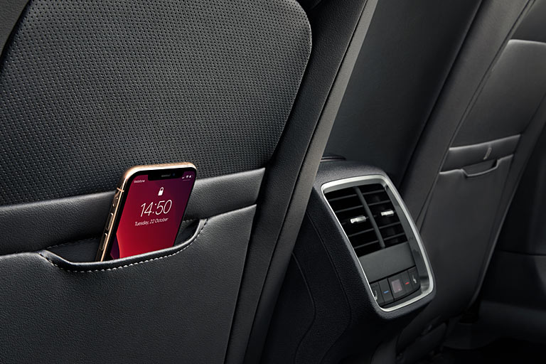 Handy-Taschen an den Rückenlehnen der Vordersitze. Neu im Angebot ist eine Drei-Zonen-Klimaautomatik mit Display